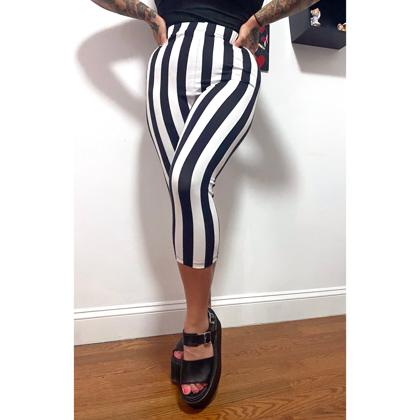 SOURPUSS STRIPED KNIT CAPRIS BLK/WHT